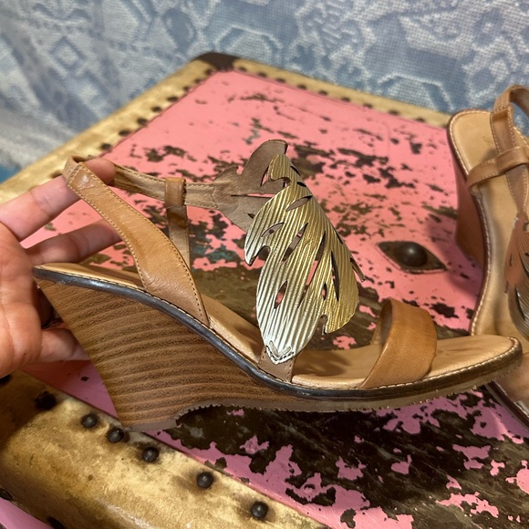 TOMMY BAHAMA Gold leaf leather wedge sandal sz 9 - Picture 3 of 11